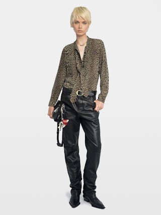 Shirt Tulba Satin - Satin shirt with pussy-bow collar, wing embroidery on back and button closure.