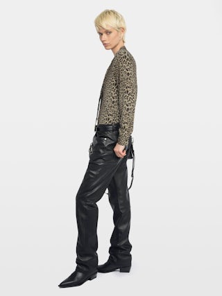 Shirt Tulba Satin - Satin shirt with pussy-bow collar, wing embroidery on back and button closure.