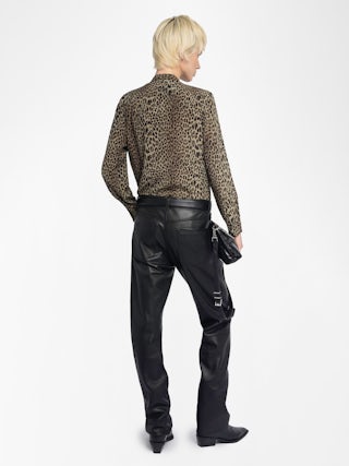 Chemise Tulba Satin - Chemise en satin avec col lavallière, borderie ailes dos et fermeture boutonnée.