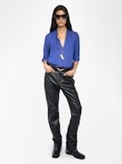 Bluse Tink Satin - ZV Jacquard-Satin-Bluse mit offenem Kragen, langen Ärmeln und gerafften Details.