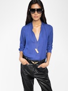 Bluse Tink Satin - ZV Jacquard-Satin-Bluse mit offenem Kragen, langen Ärmeln und gerafften Details.