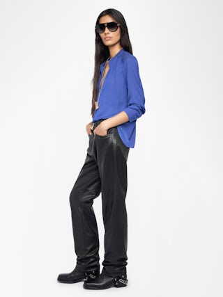 Blouse Tink Satin - Blouse en satin jacquard ZV à col ouvert, manches longues et détails froncés.