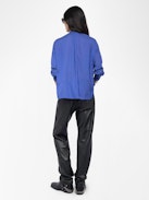 Bluse Tink Satin - ZV Jacquard-Satin-Bluse mit offenem Kragen, langen Ärmeln und gerafften Details.