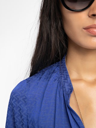 Blouse Tink Satin - Blouse en satin jacquard ZV à col ouvert, manches longues et détails froncés.