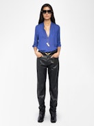 Bluse Tink Satin - ZV Jacquard-Satin-Bluse mit offenem Kragen, langen Ärmeln und gerafften Details.