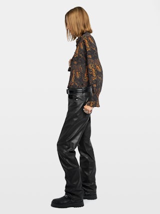 Chemise Thely 100% Soie - Chemise en soie imprimée, manches longues, fermeture boutonnée et ailes brodées au dos.