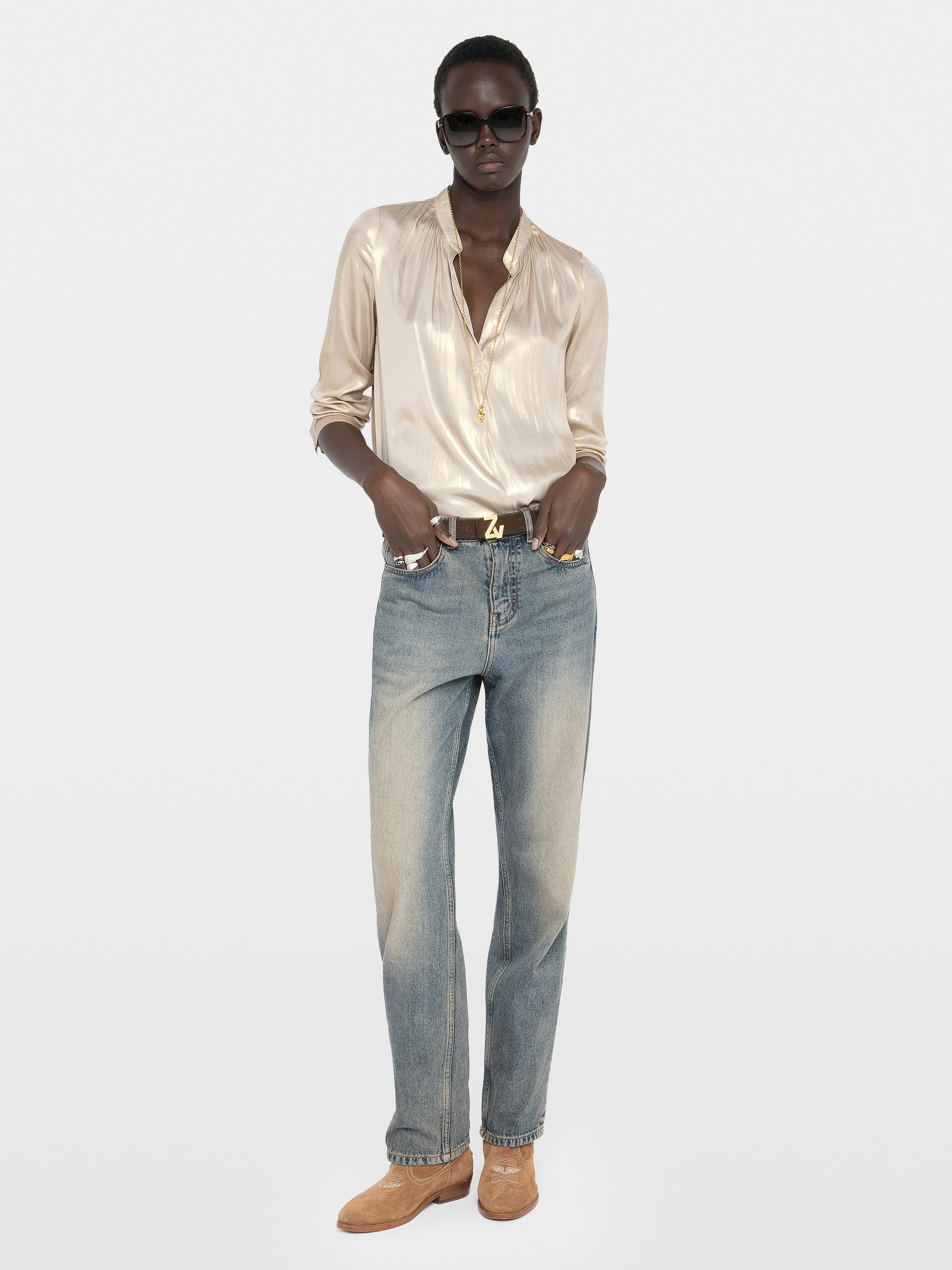 Blouse Tink Satin - Satin blouse with open collar, long sleeves and gathered details.