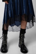 Jupe Joslin Velours - Jupe en velours bleu orné de bords en dentelle femme