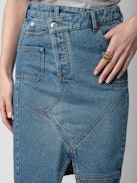 Jeansrock Jinko - Halblanger Rock aus Washed-Denim mit asymmetrischem Verschluss, Schlitz, Taschen und Einsätzen.