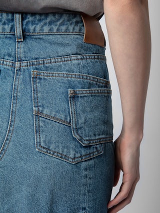 Jupe Jinko Denim - Jupe mi-longue en denim délavé à fermeture asymétrique, fente, poches et empiècements.