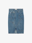 Jeansrock Jinko - Halblanger Rock aus Washed-Denim mit asymmetrischem Verschluss, Schlitz, Taschen und Einsätzen.