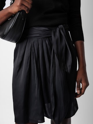 Jupe Joji Satin - Jupe courte en satin fendue, plissée et nouée à la taille.