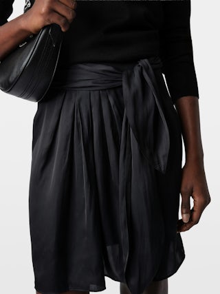 Skirt Joji Satin - Short satin skirt with slit, pleats and waist tie.