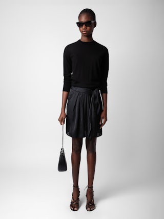 Jupe Joji Satin - Jupe courte en satin fendue, plissée et nouée à la taille.