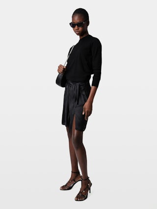 Skirt Joji Satin - Short satin skirt with slit, pleats and waist tie.