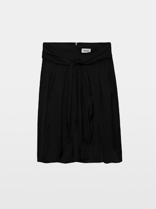 Skirt Joji Satin - Short satin skirt with slit, pleats and waist tie.