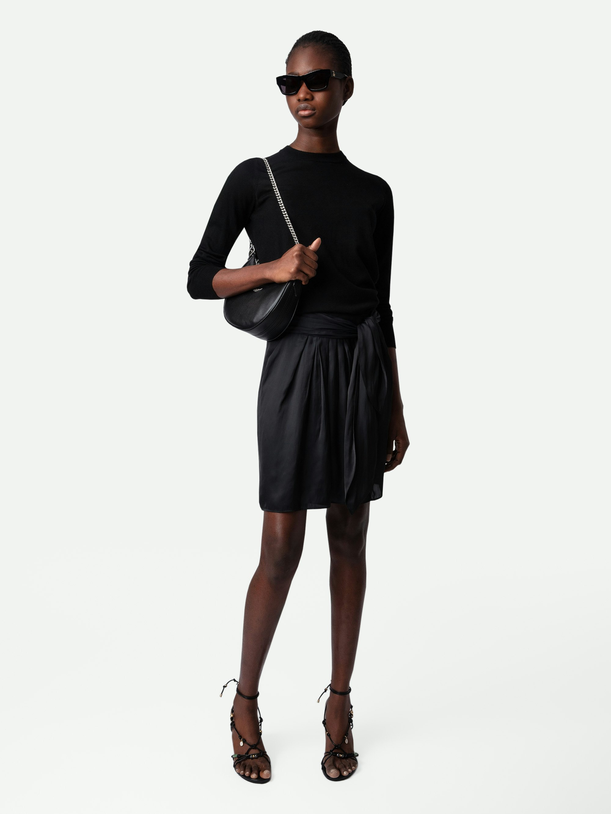 Falda de Satén Joji - Falda corta negra de satén con abertura, plisada y anudada en la cintura.