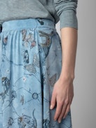 Falda de Seda Joslin Strass - Falda azul asimétrica de seda de estilo lencero de largo medio con estampado, encaje y strass.