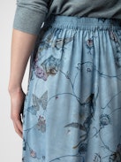 Falda de Seda Joslin Strass - Falda azul asimétrica de seda de estilo lencero de largo medio con estampado, encaje y strass.