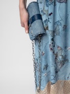 Falda de Seda Joslin Strass - Falda azul asimétrica de seda de estilo lencero de largo medio con estampado, encaje y strass.