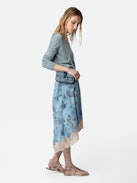 Falda de Seda Joslin Strass - Falda azul asimétrica de seda de estilo lencero de largo medio con estampado, encaje y strass.