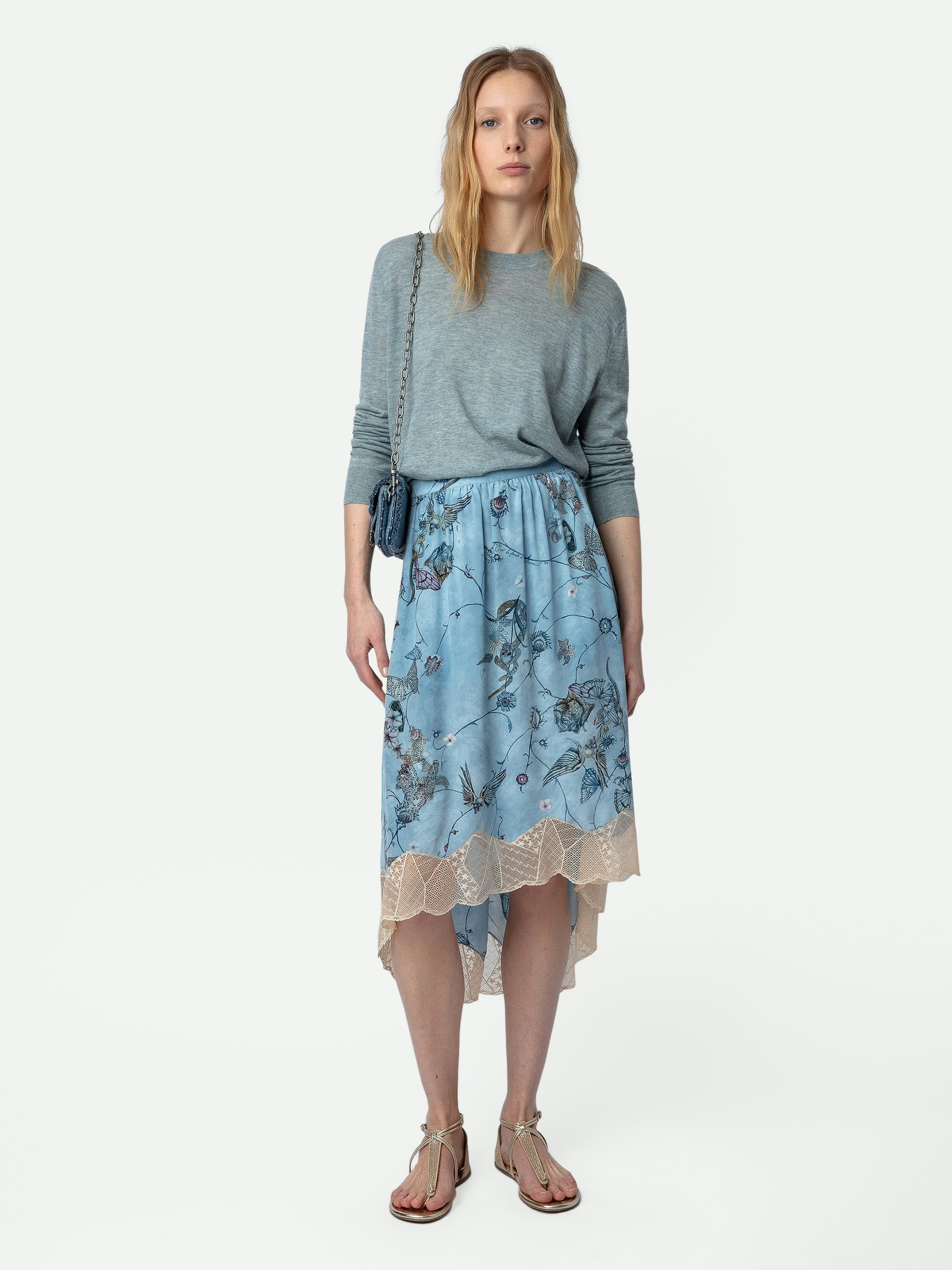 Falda de Seda Joslin Strass - Falda azul asimétrica de seda de estilo lencero de largo medio con estampado, encaje y strass.