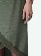 Falda Jeudie Wings de Jacquard de Seda - Falda lencera de seda asimétrica de largo medio de color caqui, con jacquard de alas y cintas de encaje.