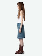 Jupe Jingle Denim - Jupe courte en denim délavé bleu à poches, détails tressés et bords bruts.