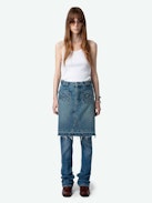 Jupe Jingle Denim - Jupe courte en denim délavé bleu à poches, détails tressés et bords bruts.