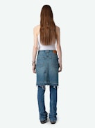 Jupe Jingle Denim - Jupe courte en denim délavé bleu à poches, détails tressés et bords bruts.