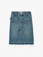 Jupe Jingle Denim - Jupe courte en denim délavé bleu à poches, détails tressés et bords bruts.