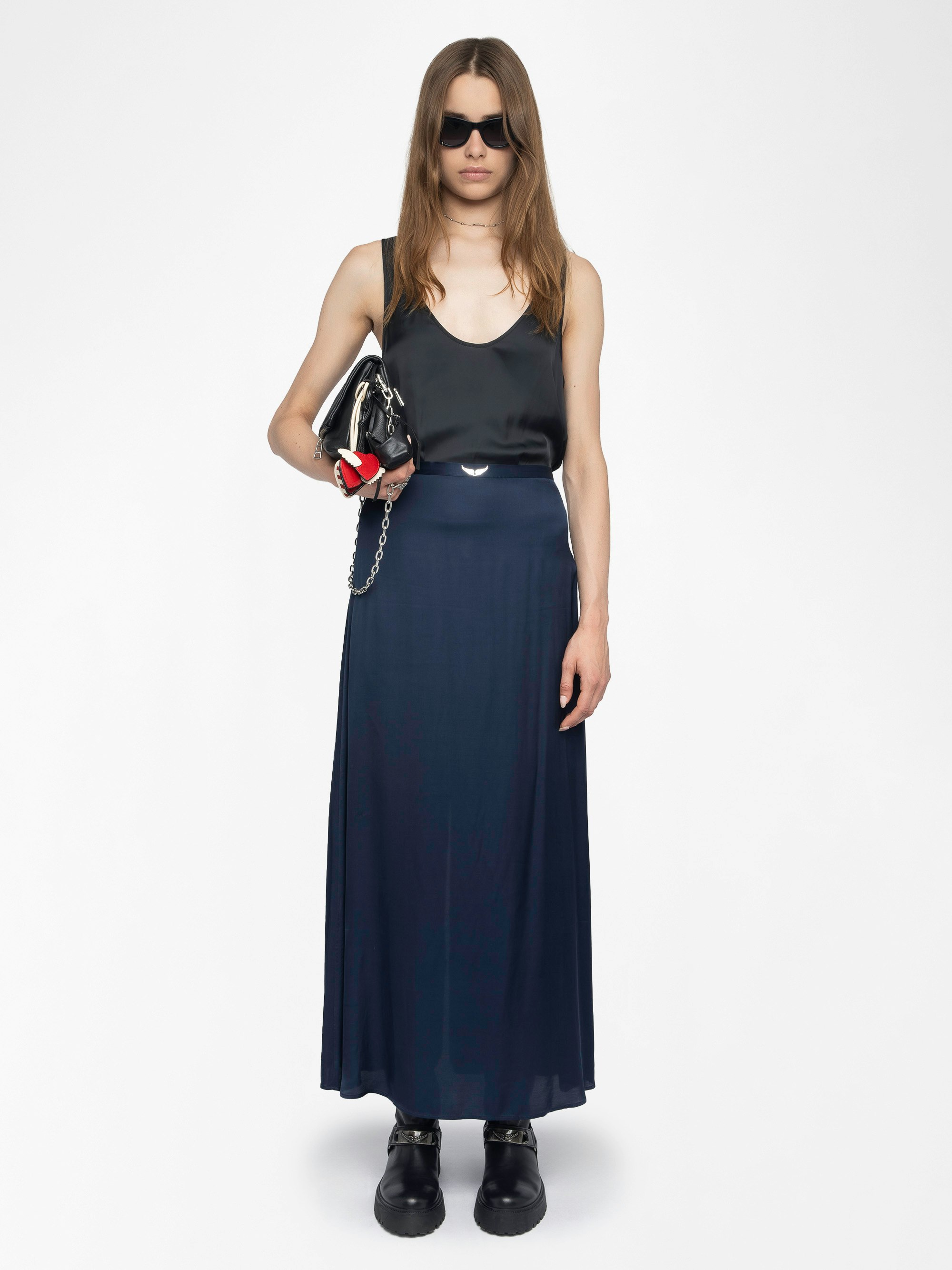 Jupe Jimeno Satin - Jupe longue en viscose satin avec fente dos, fermeture fermeture zippée et ailes métallique sur ceinture.
