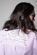 Camicia Tamara - Camicia in cotone rosa a righe con applicazione amour sulla schiena, donna. Reallizzato con fibre da agricoltura biologica