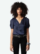 Top Twity Satin - Top in raso blu navy con colletto abbottonato, maniche corte a sbuffo, arricciature e volant.