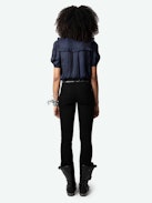 Top Twity Satin - Top in raso blu navy con colletto abbottonato, maniche corte a sbuffo, arricciature e volant.