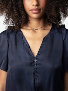 Top Twity Satin - Top in raso blu navy con colletto abbottonato, maniche corte a sbuffo, arricciature e volant.