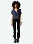 Top Twity Satin - Top in raso blu navy con colletto abbottonato, maniche corte a sbuffo, arricciature e volant.