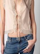Top de Seda Topzy Strass - Top de seda sin mangas de estilo lencero en color rosa palo para anudar, adornado con encaje y strass.