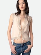 Top de Seda Topzy Strass - Top de seda sin mangas de estilo lencero en color rosa palo para anudar, adornado con encaje y strass.