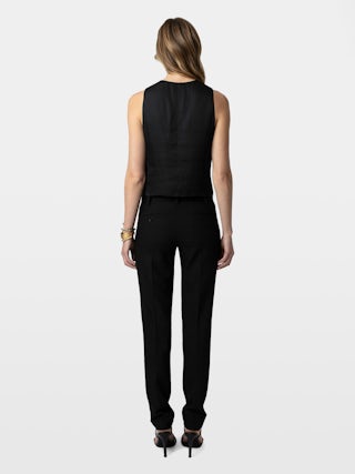 Chaleco Emaux Satén - Top tipo chaqueta sin mangas de satén negro, con escote de pico y cierre abotonado.