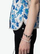 Top Tiffiny - Top de crepé en tono crudo con estampado floral Garden Flowers, cuello y bajo decorados con encaje y botones joya con strass en el lado izquierdo.