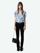 Top Tiffiny - Top de crepé en tono crudo con estampado floral Garden Flowers, cuello y bajo decorados con encaje y botones joya con strass en el lado izquierdo.