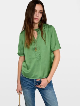 Top Topher Satin - Top de satén, mangas cortas y cierre abotonado.