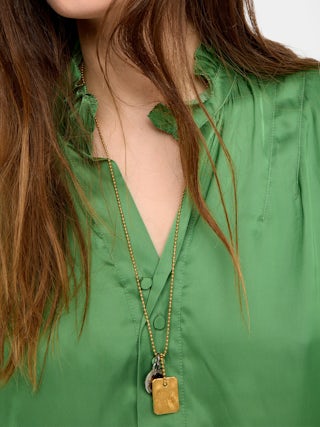 Top Topher Satin - Top de satén, mangas cortas y cierre abotonado.