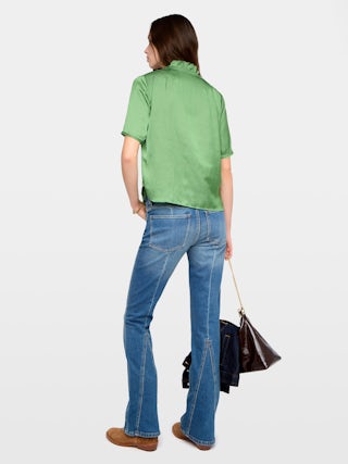 Top Topher Satin - Top de satén, mangas cortas y cierre abotonado.