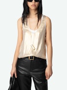 Top Tarys Satin - Top débardeur en satin irisé avec broderie aile au dos.