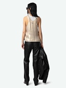 Top Tarys Satin - Top débardeur en satin irisé avec broderie aile au dos.