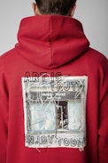 Sudadera Sanchi Photoprint - Sudadera de hombre de algodón rojo adornada con un estampado fotográfico en la espalda