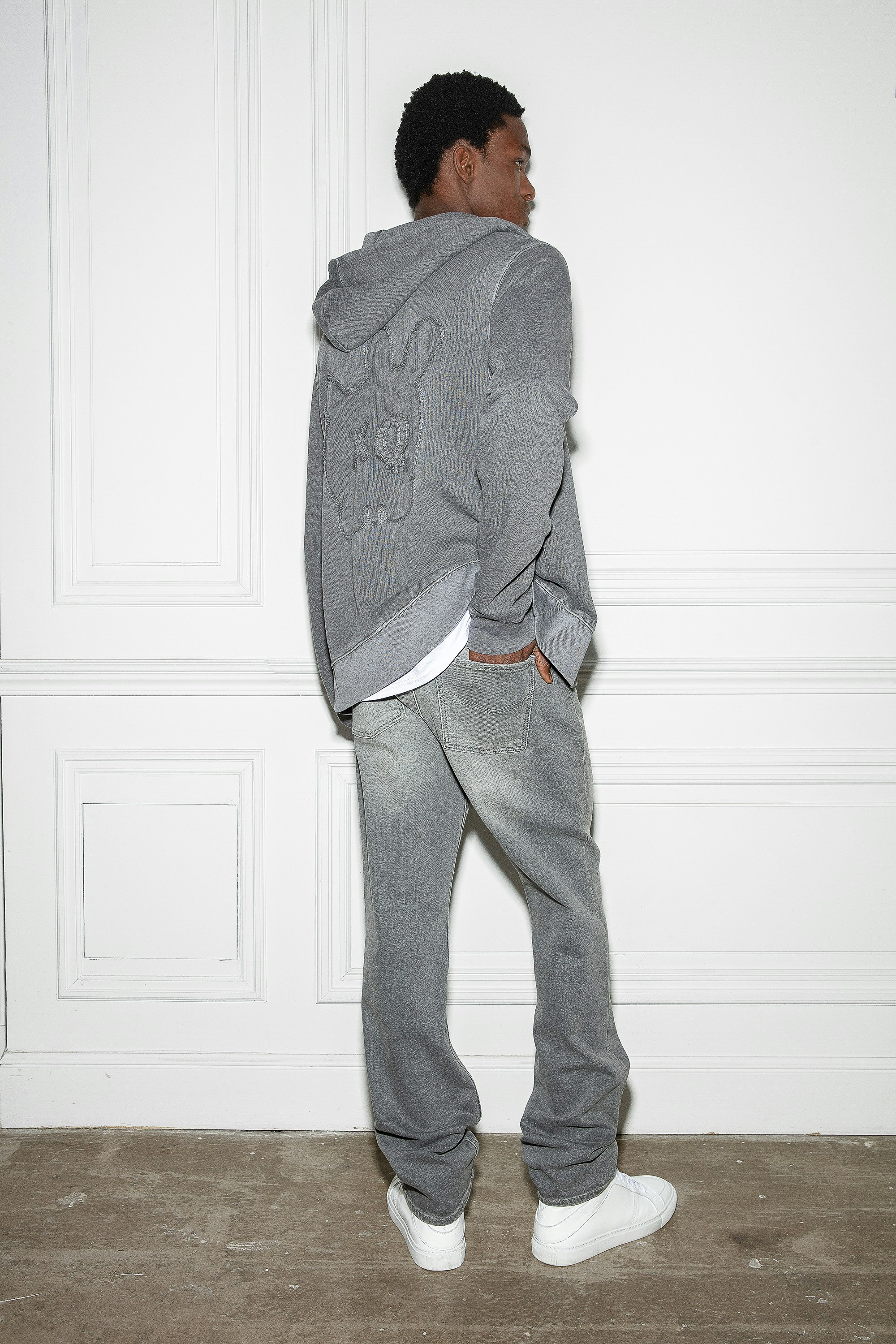 Felpa Alex Skull - Felpa in cotone grigio con zip, cappuccio, tasche e toppa Skull XO.
