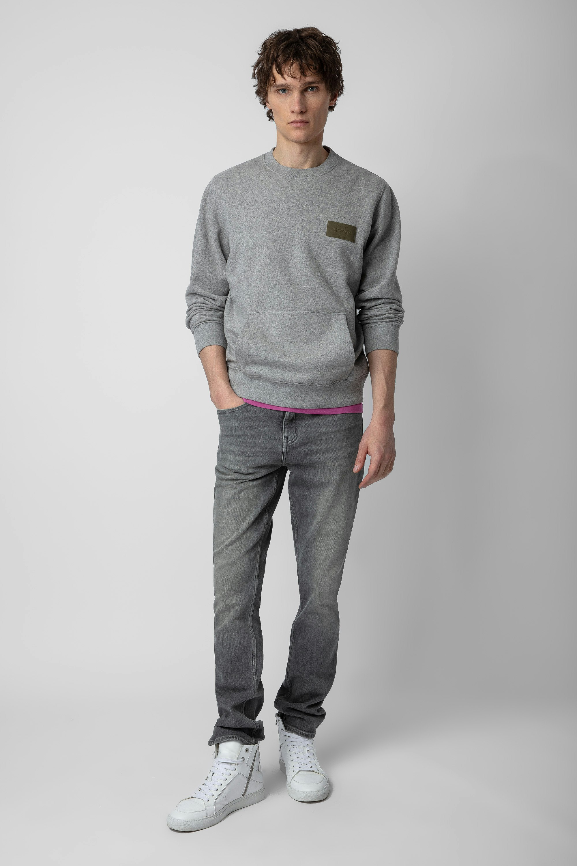 Grey sweatshirt 2024 outfit men